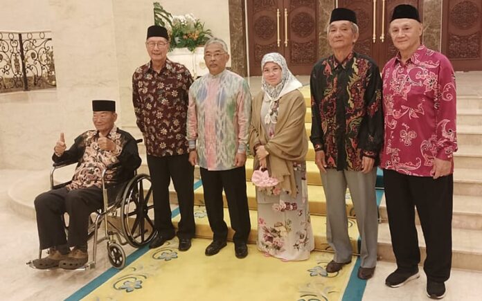 1967 Thomas Cup champions with the King and Queen of Malaysia 1967 Thomas Cup Champions, Tan Yee Khan, Yew Cheng Hoe, Tan Aik Huang, and Billy Ng, pose with the King and Queen of Malaysia, Yang di-Pertuan Agong Sultan Abdullah Sultan Ahmad Shah and Raja Permaisuri malaysia latest news sport news malaysianews.my