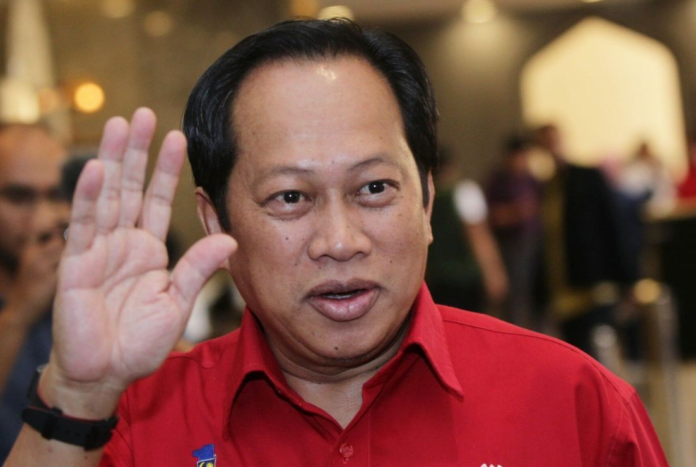 Umno Secretary-General Ahmad Maslan discussing the no-contest motion passed at the general assembly with the Registrar of Societies (RoS) malaysia latest news sport news malaysianews.my