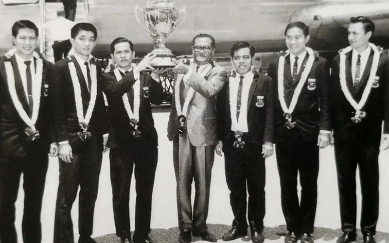 1967 Thomas Cup champions team photo The 1967 Thomas Cup champions, (from left) Yew Cheng Hoe, Tan Aik Huang, Teh Kew San, then BAM president Khir Johari, Ng Boon Bee, Tan Yee Khan, and Billy Ng, pose for a historic photo celebrating their victory in the Thomas Cup malaysia latest news sport news malaysianews.my