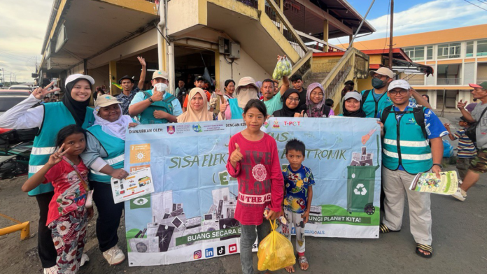 RAS UiTM SC educates Semporna community on responsible e-waste disposal through games, workshops, and island clean-up. Group photo Universiti Teknologi MARA (UiTM), University News